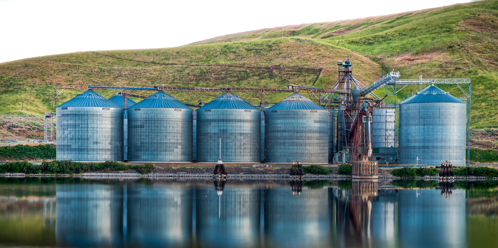 Backup water storage tanks with reverse osmosis filtration